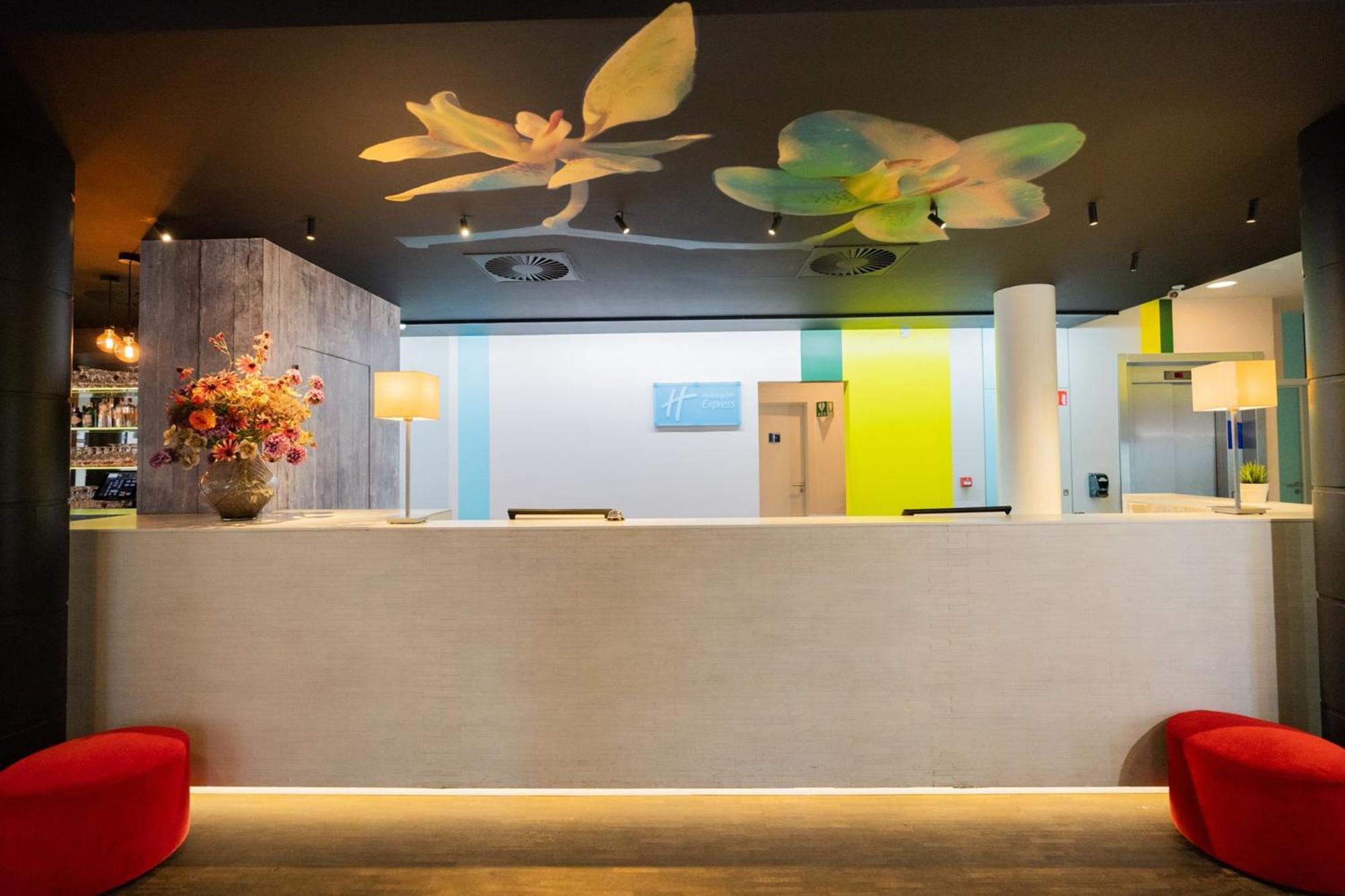 Holiday Inn Express Hasselt By Ihg Exterior foto